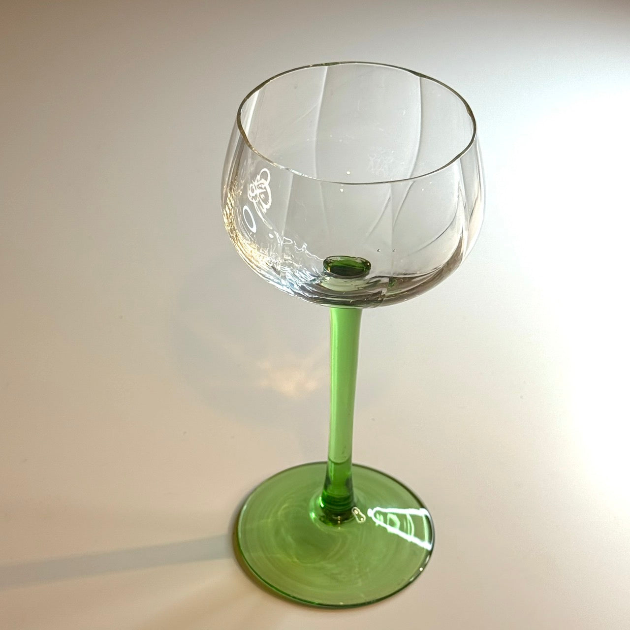 緑色の脚のワイングラス