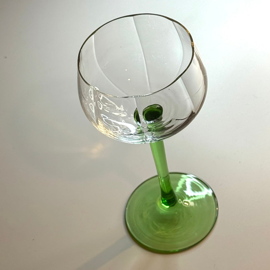 緑色の脚のワイングラス