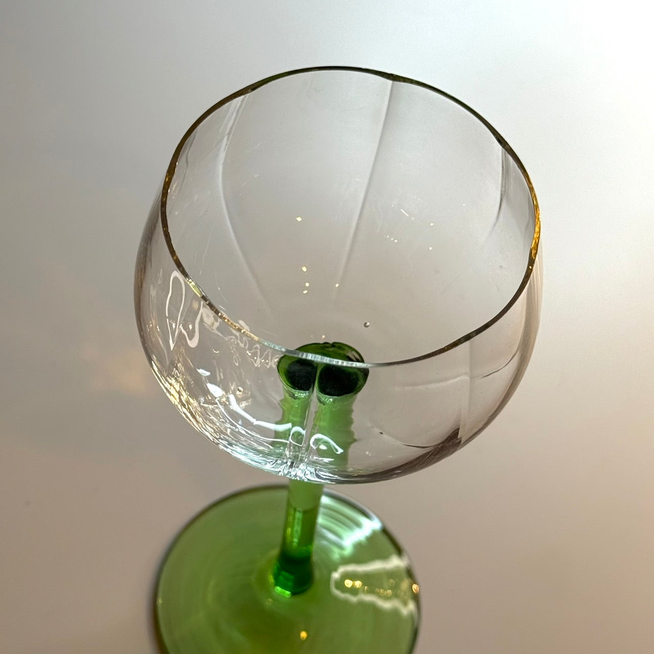 緑色の脚のワイングラス