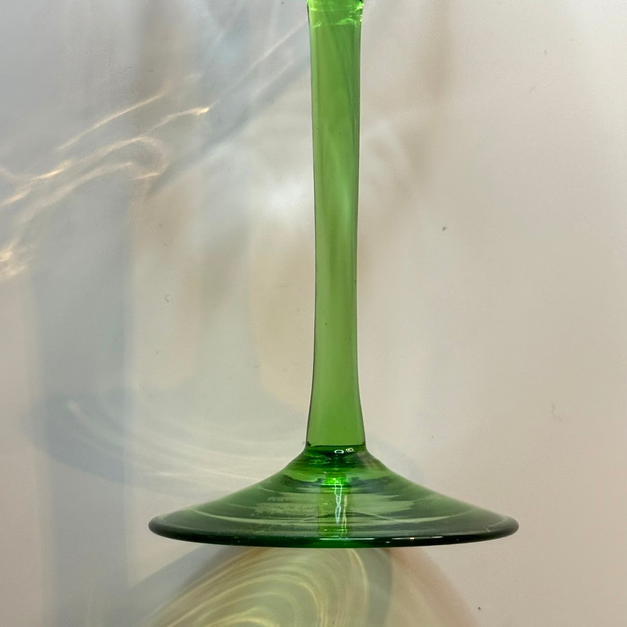 緑色の脚のワイングラス