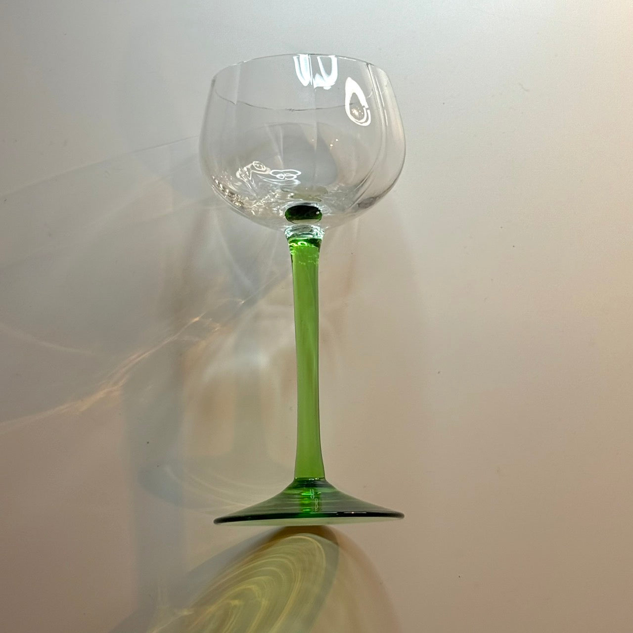 緑色の脚のワイングラス